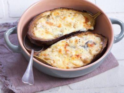 Aubergines farcies par de la viande et de l’oignon sous une croûte de Reblochon